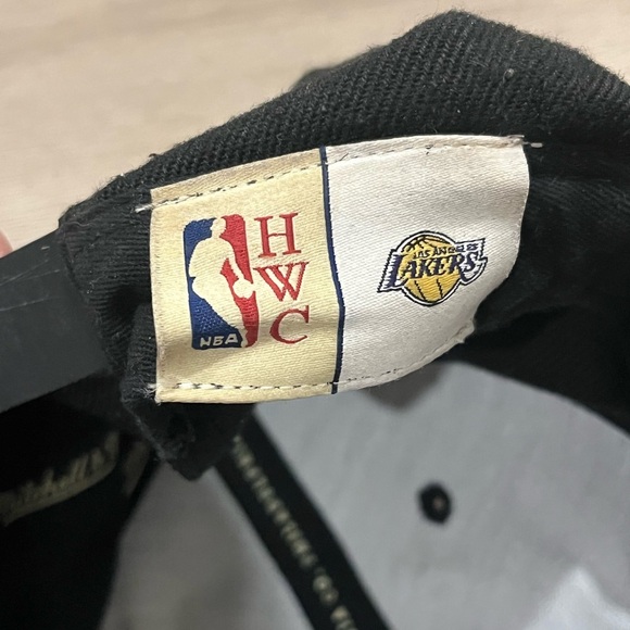 Mitchell & Ness Los Angeles Lakers Core Basic HWC Black Adjustable Snapback Hat - Picture 5 of 6